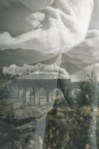 Tren sobre un puente con imagen de un abrazo superpuesta