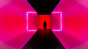 Mujer en un pasillo rosa neon